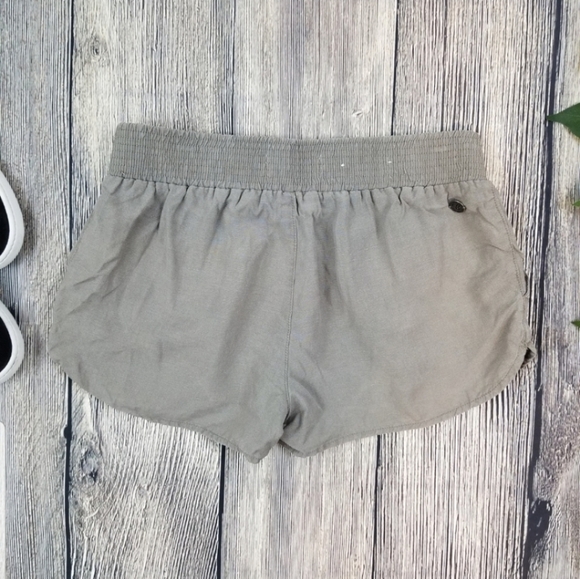 Aritzia TNA Linen Blend Green Shorts - Picture 4 of 6